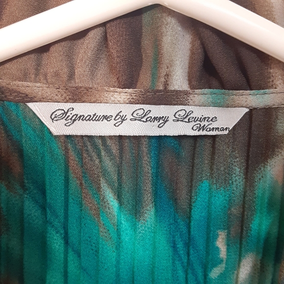 Signature by Larry Levine Woman Grey Pleated Crepe Tulip Sleeve Blouse  Size 2X. - Picture 9 of 11